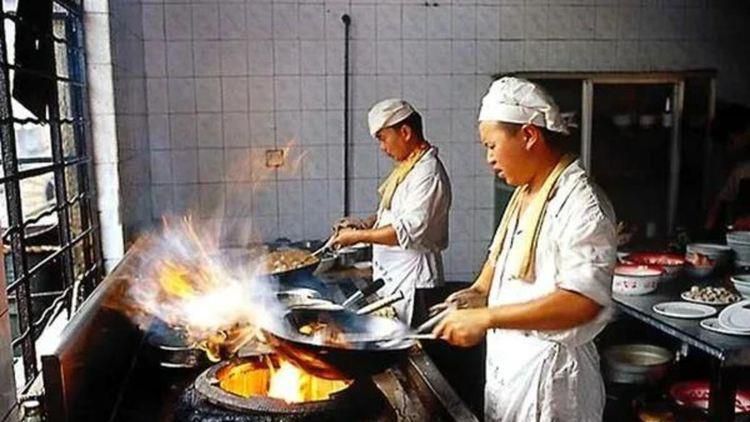 电话里，叶辰把合约的需求详细跟保罗说了一遍，不过他没有提及更多细节，甚至也没提及叶家与万龙殿，只是让保罗按照自己的需求，抓紧时间出一份电子版合约。